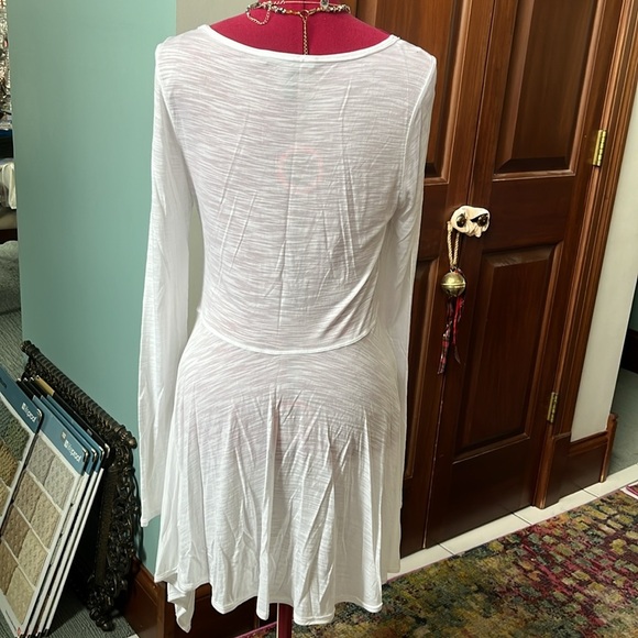 BCBG Top NWOT White asymmetrical hem burnout long sleeve stretch Size M - Picture 8 of 11